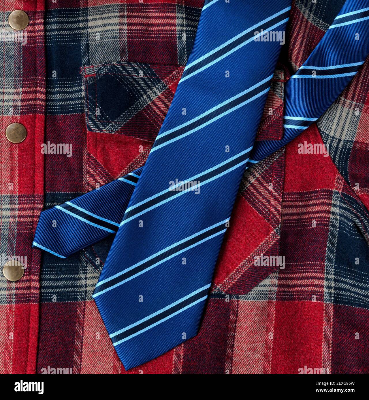 Marco de camisa a cuadros con corbata azul para Fondo del concepto del día Fotografía de stock - Alamy