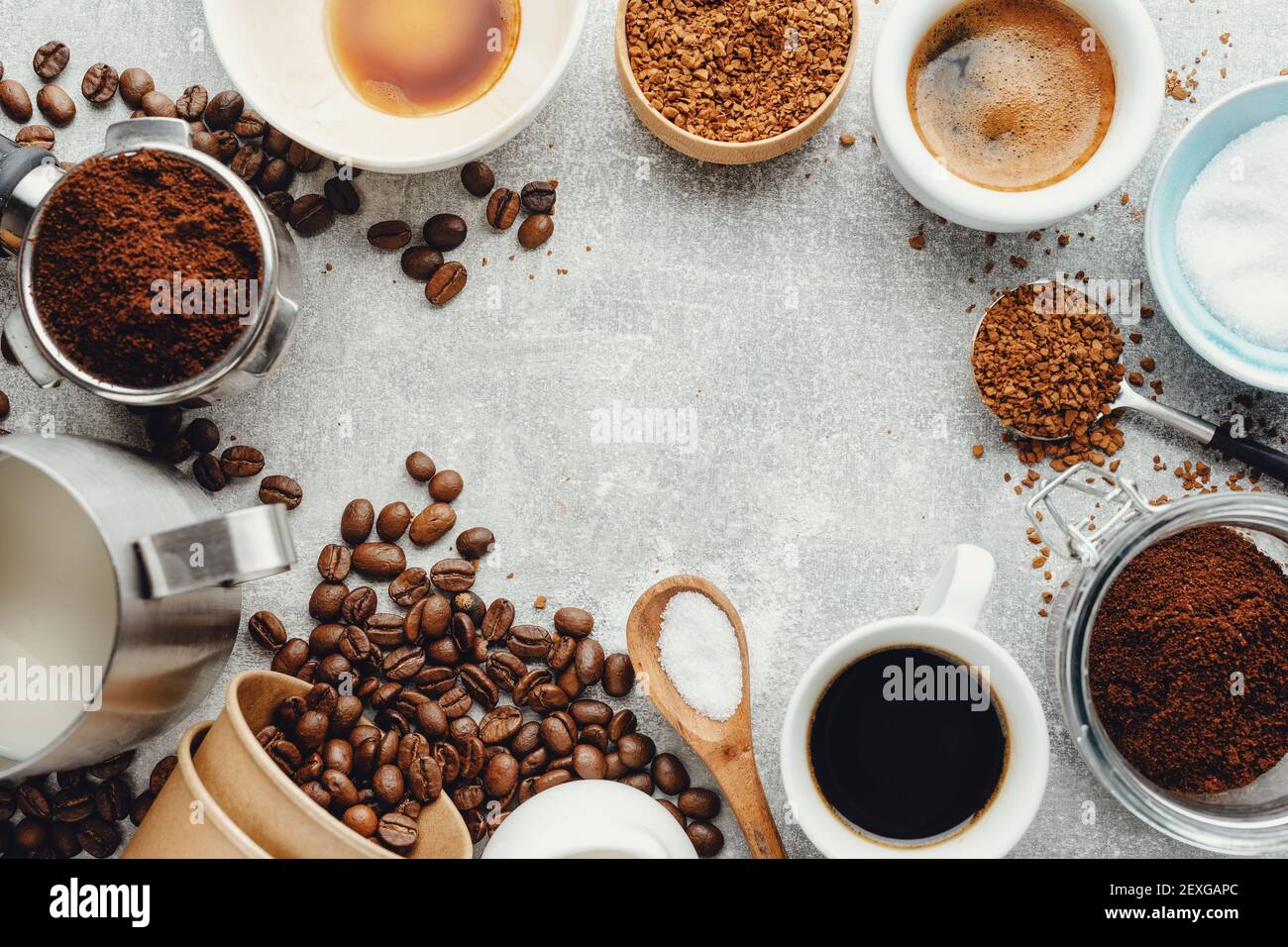 Concepto de café con diferentes tipos de café y accesorios para hacer café  sobre fondo gris. Vista desde arriba Fotografía de stock - Alamy