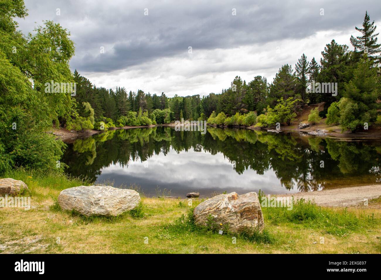 Pinders Pond Reserve - un hermoso lugar para la libertad de acampar y zona de picnic en Central Otago, Nueva Zelanda Foto de stock