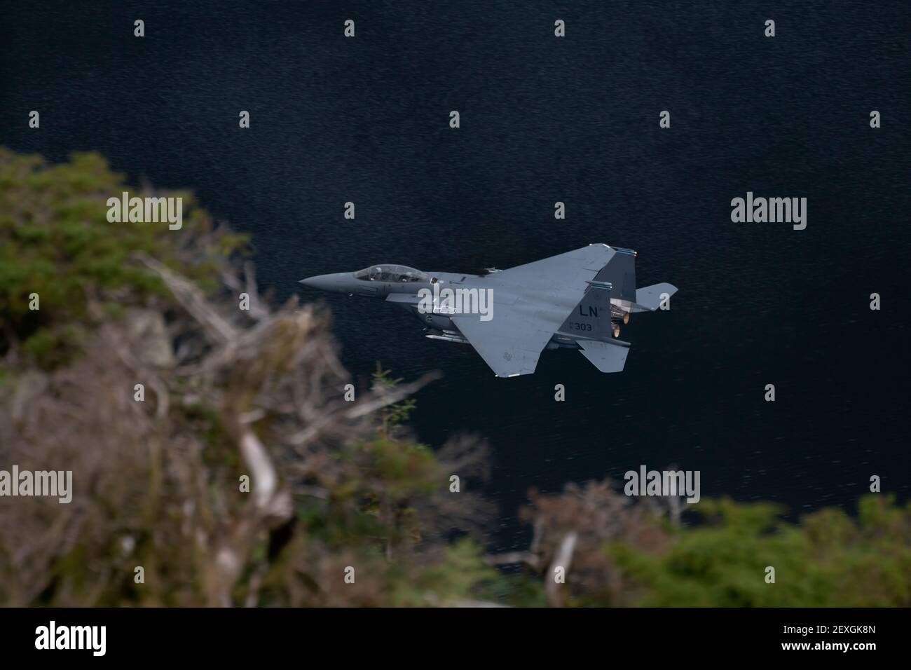 USAF F-15E de RAF Lakenheath. Visto aquí durante el entrenamiento de vuelo bajo en el Distrito de los Lagos (área de vuelo bajo 17), Cumbria, Reino Unido Foto de stock