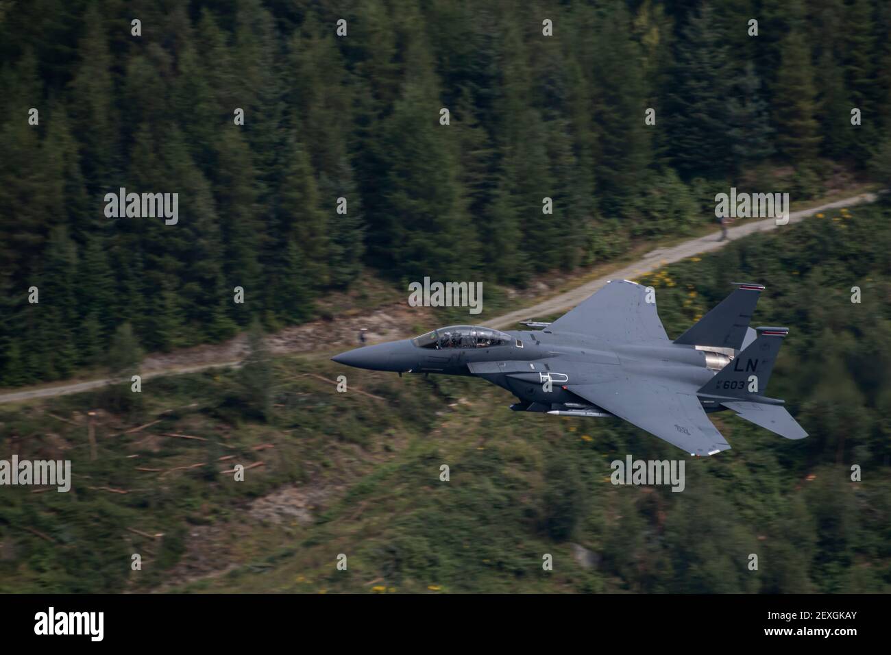 USAF F-15E de RAF Lakenheath. Visto aquí durante el entrenamiento de vuelo bajo en el Distrito de los Lagos (área de vuelo bajo 17), Cumbria, Reino Unido Foto de stock