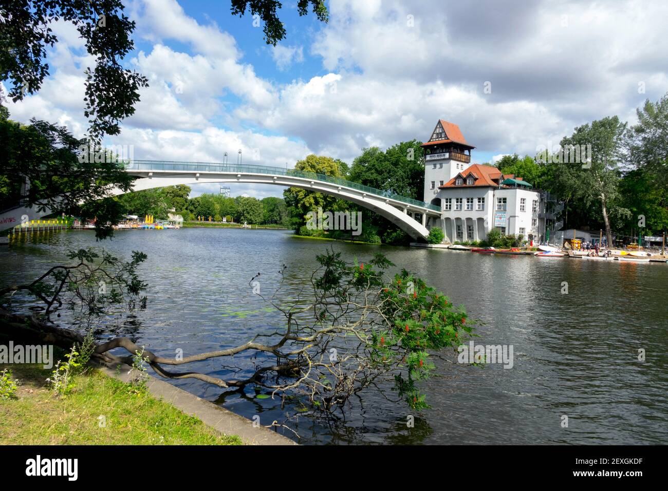 Abteibrücke-Fußgängerbrücke zur Insel der Jugend Berlín Spree River Alemania Foto de stock