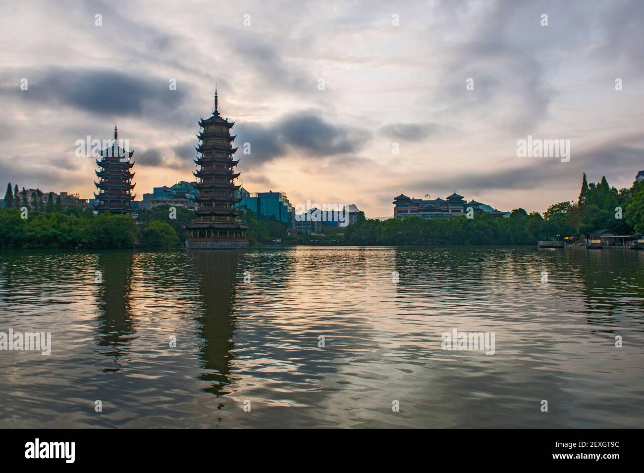 Pagoda en el lago en el centro de Guilin / China Foto de stock