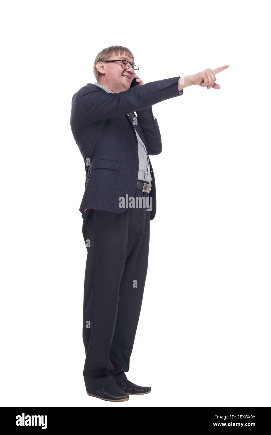 hombre con un smartphone leyendo un anuncio en un blanco pantalla Foto de stock