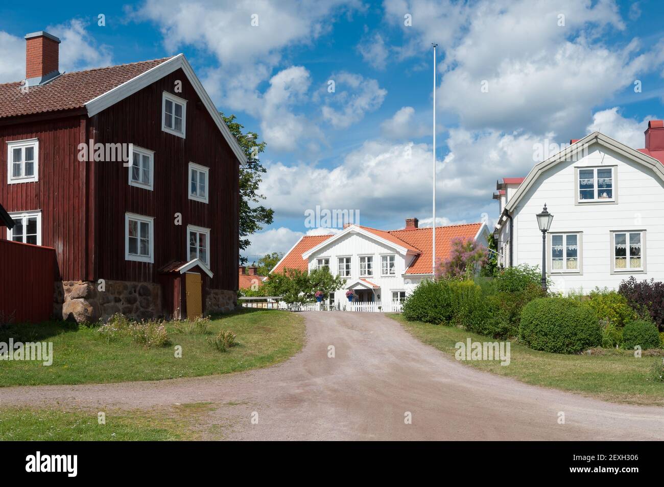 Típicas casas de madera roja en el pequeño coa sueco Foto de stock