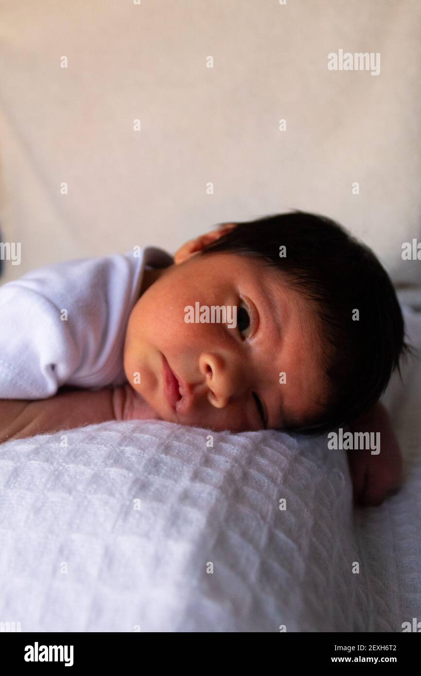 Adorable Bebe Hispano Recien Nacido Al Reves Fotografia De Stock Alamy