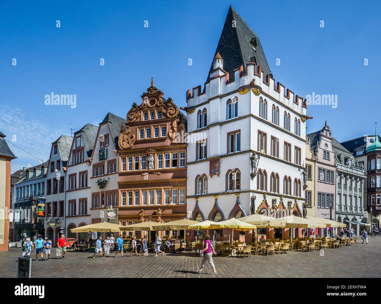 'DAS Rote Haus' (casa roja) y el 'Steipe', los edificios histéricos más prominentes en Hauptmarkt, la plaza principal del mercado de la antigua ciudad de Trie Foto de stock