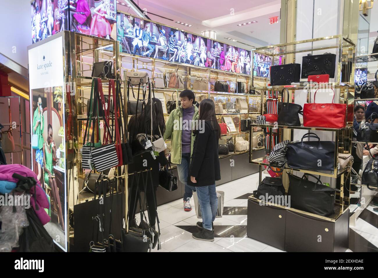 Los compradores exploran los bolsos Kate Spade en la tienda insignia de Herald Square en Nueva en busca de gangas el 28 de de 2014. Las acciones de