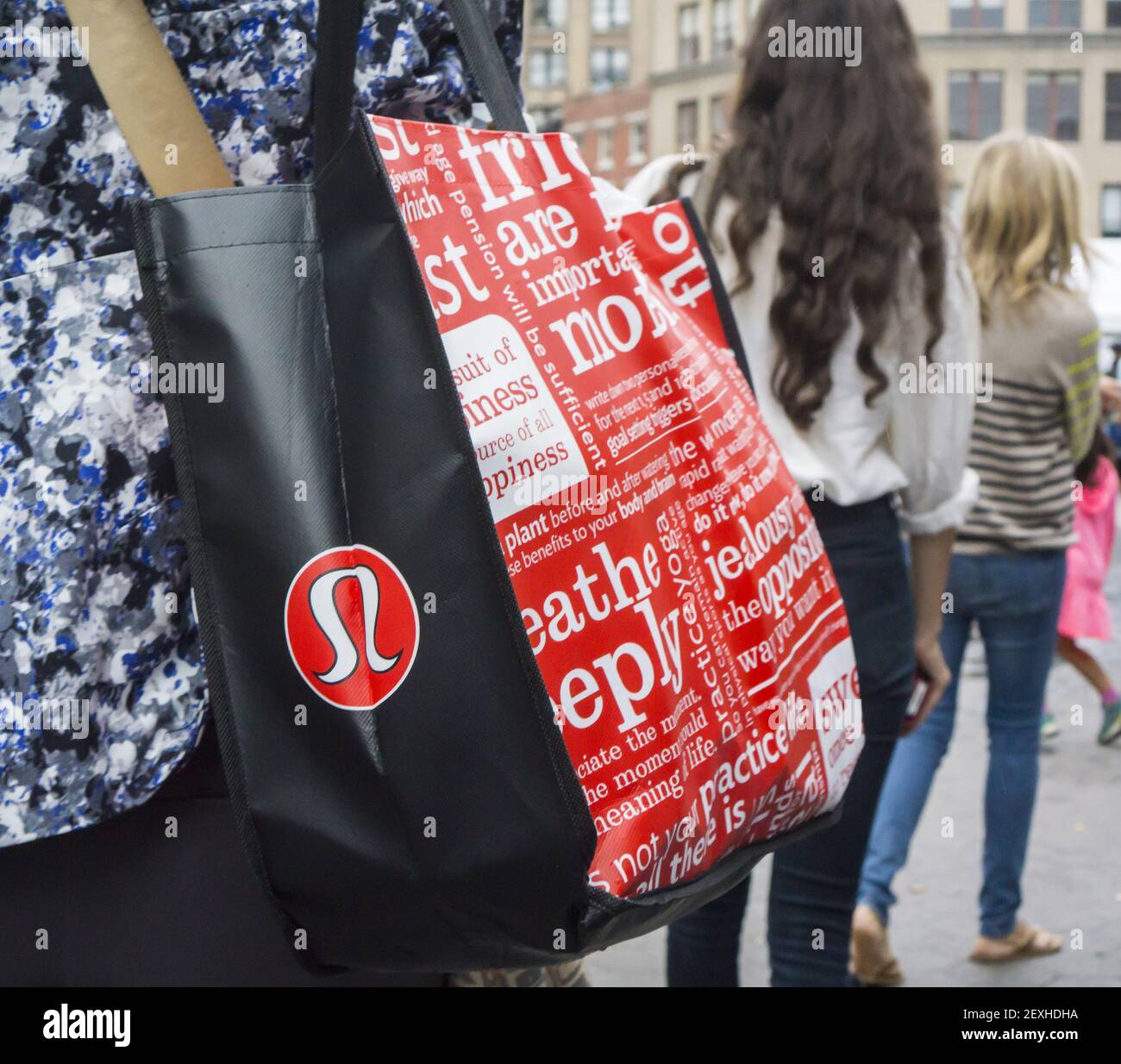 Una mujer con su bolsa de compras de Lululemon Athletica en el barrio de  Nueva York de Union Square el sábado, 13 de septiembre de 2014. Las  acciones de Lullulemon cayeron sobre