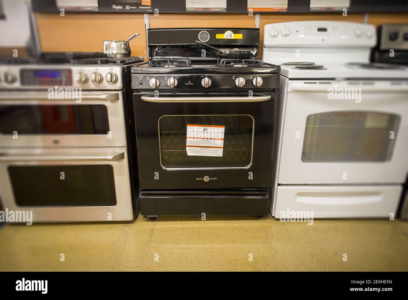 Una estufa de gas General Electric, centro, es visto con otras marcas en un  Home Depot en Nueva York Fotografía de stock - Alamy