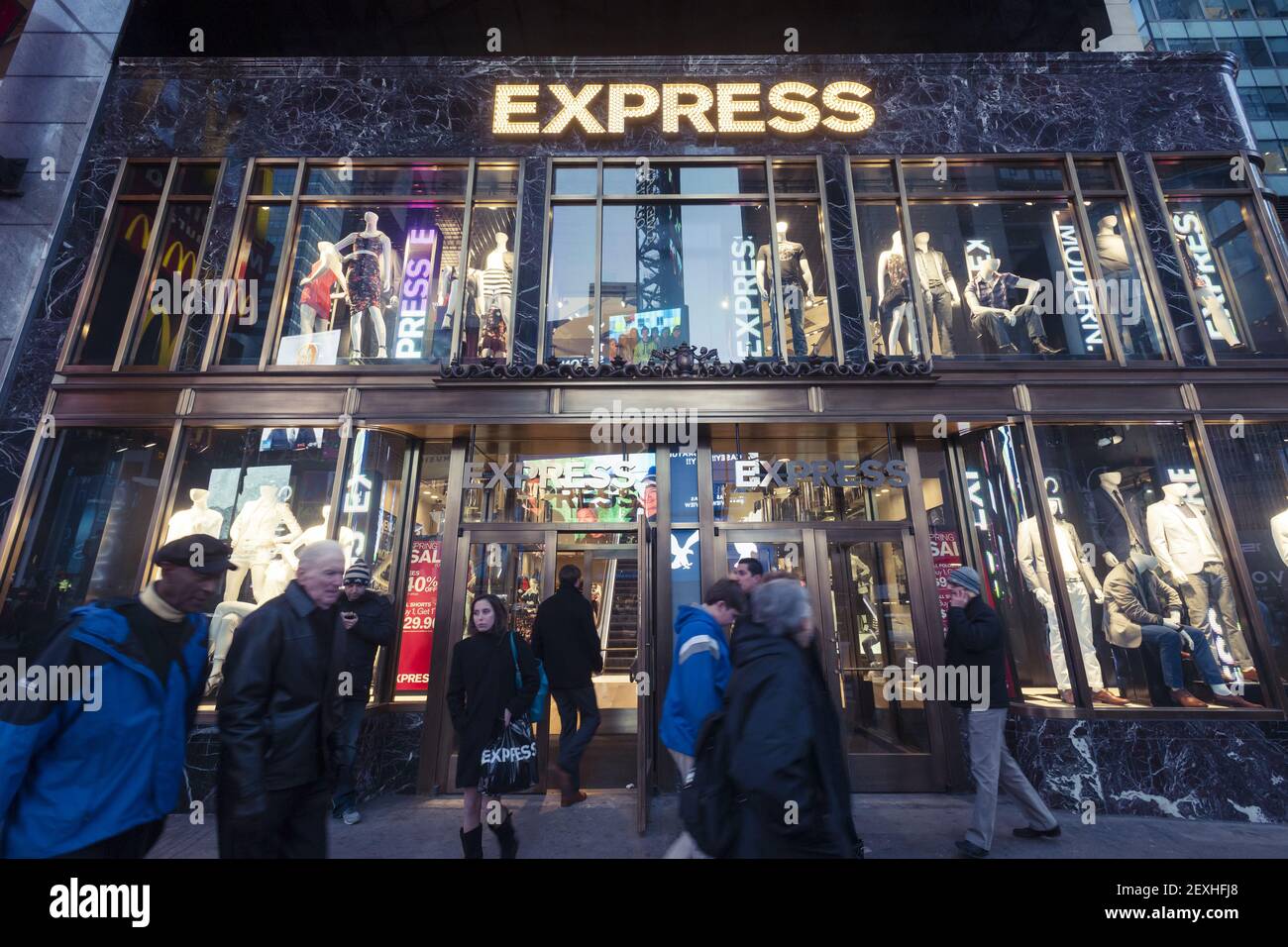 Una flamante tienda de ropa Express en Times Square en Nueva York el  martes, 18 de marzo de 2013. (Foto de Richard B. Levine Fotografía de stock  - Alamy