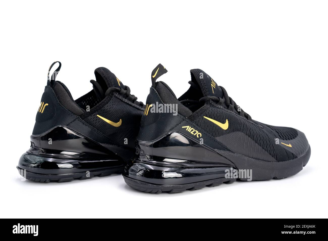 Bangkok, Tailandia - 23 mar 2020, Nike air max 270 negro y oro zapatillas  deportivas para adultos, zapatillas, zapatillas de deporte de primer plano  con detalles grabados en el estudio blanco claro