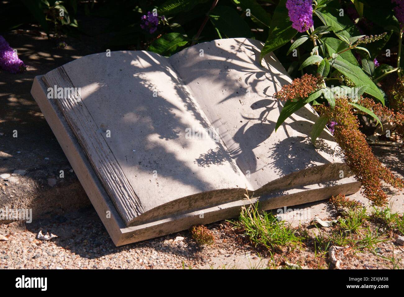 Libro de piedra en el jardín Foto de stock