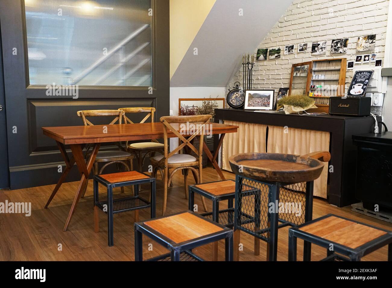 Diseño interior y decoración de la cafetería y panadería local pastelería  decorada con muebles antiguos de madera y ladrillo blanco Fotografía de  stock - Alamy