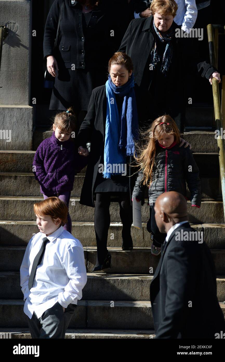 Mimi o'Donnell (bufanda azul), socio del actor Philip Seymour Hoffman, con  los hijos de la pareja Willa Hoffman (púrpura) y Tallulah Hoffman y Cooper  Alexander Hoffman (camisa blanca) son vistos saliendo del