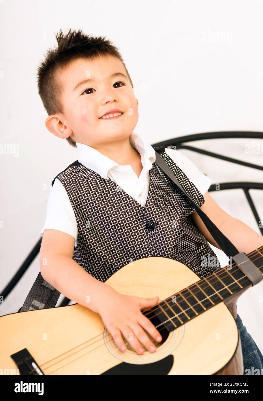 Niño tocando guitarra fotografías e imágenes de alta resolución - Página 11  - Alamy