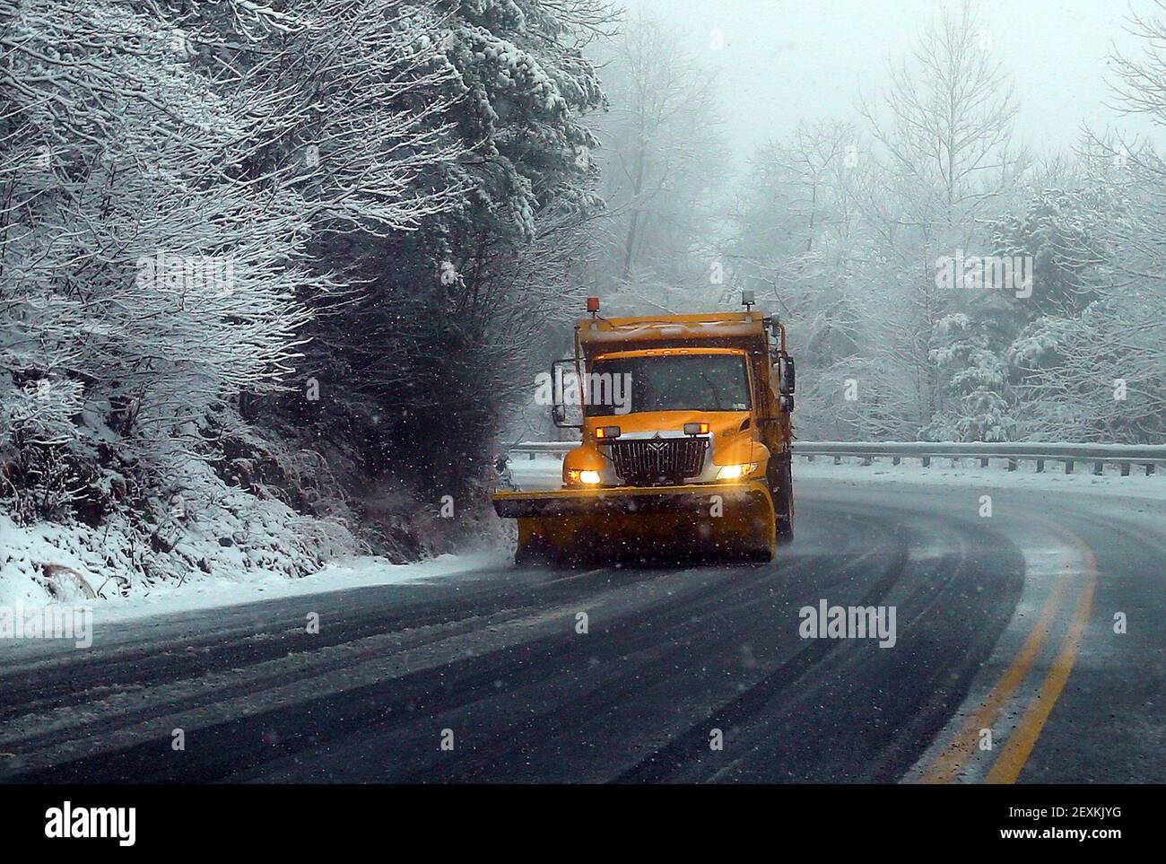 Un camión DOT del Condado Blanco siembra nieve que comienza a acumularse en la autopista 75 Norte, martes, 11 de febrero de 2014, cerca de Helen, GA. (Foto de Curtis Compton/Atlanta Journal-Constitution/MCT/Sipa USA) Foto de stock