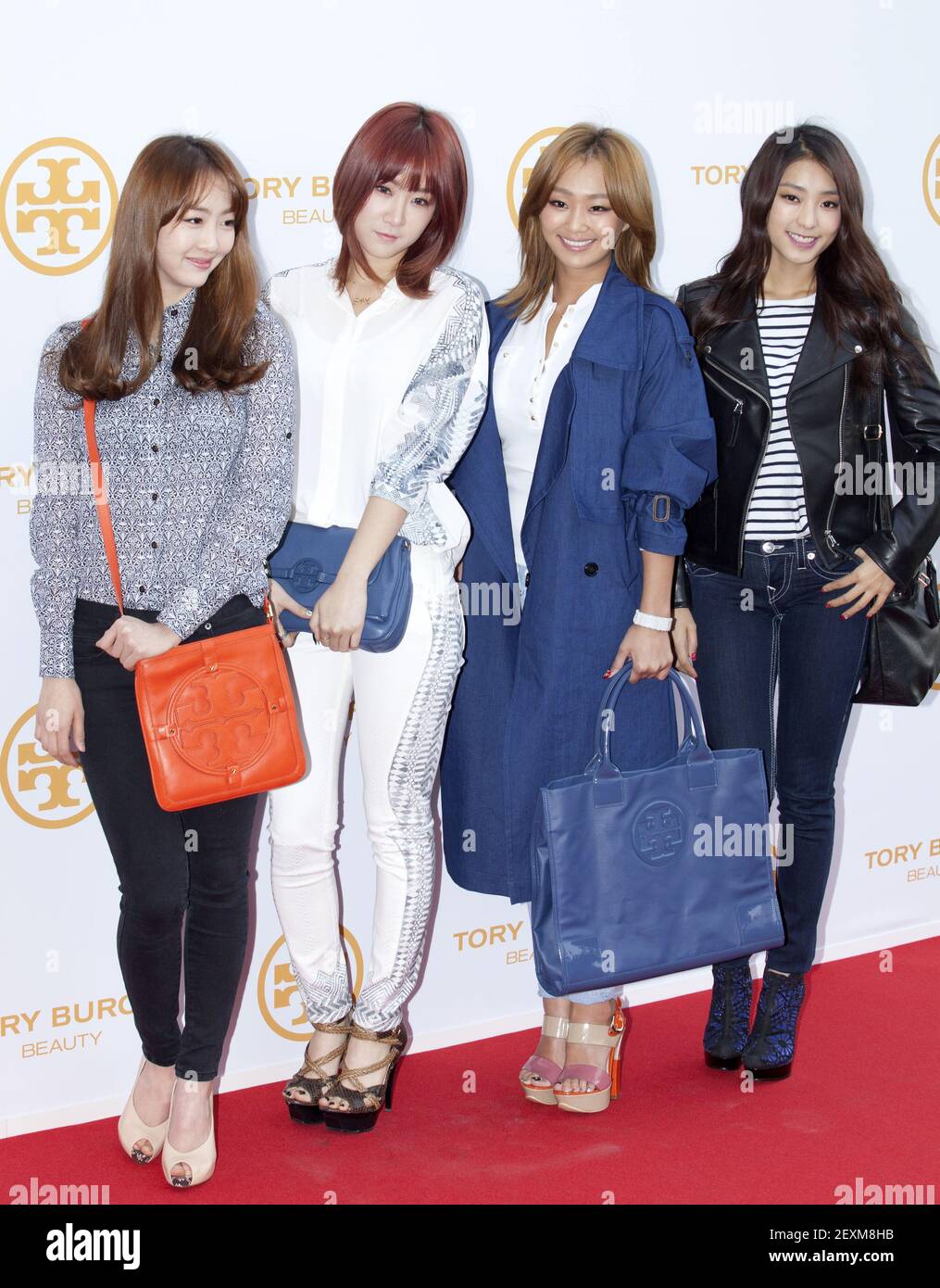 26 Febrero 2014 - Seúl, Corea del Sur: Grupo de niñas surcoreanas K-Pop  Sistar, asista a una foto para la Marca de moda estadounidense Tory Burch  evento de lanzamiento de perfumes en