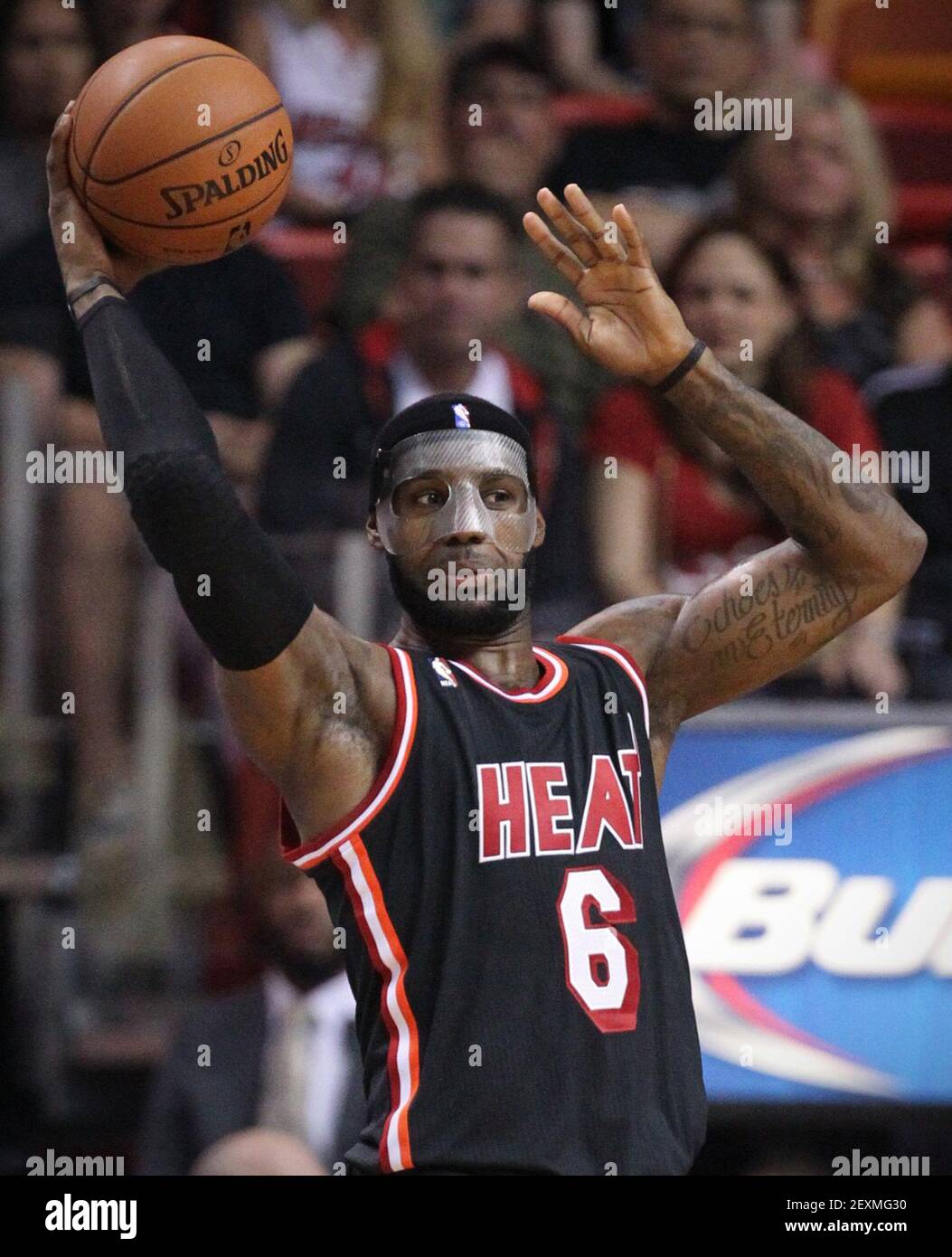 LeBron James de The Miami Heat con su máscara protectora clara en acción  contra la magia de Orlando en AmericanAirlines Arena en Miami el sábado, 1  de marzo de 2014. (Foto de
