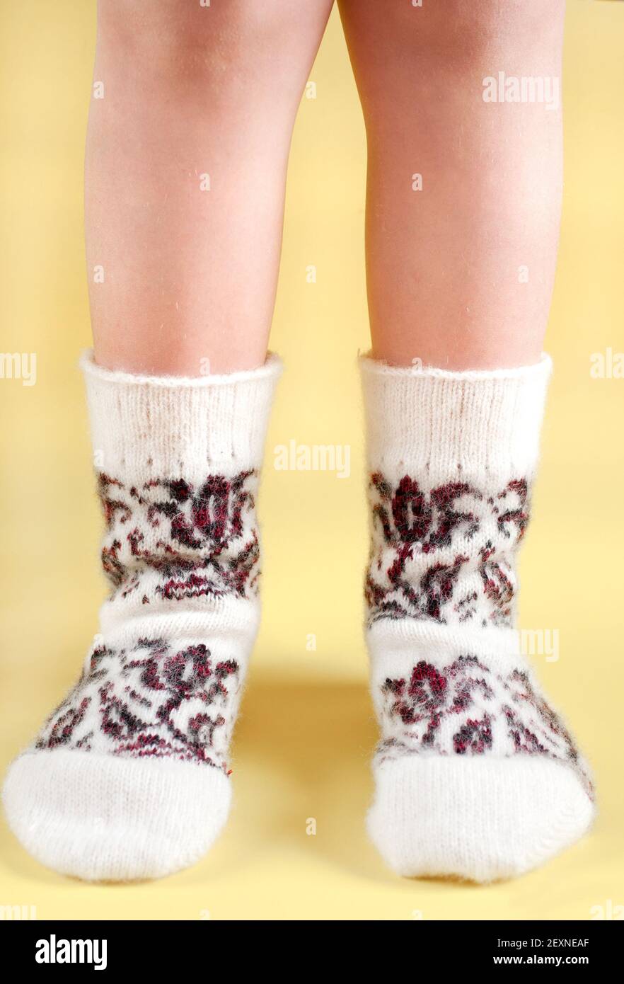 Detalle de los pies del niño, con calcetines blancos y azules, en la mano  de su abuela Fotografía de stock - Alamy