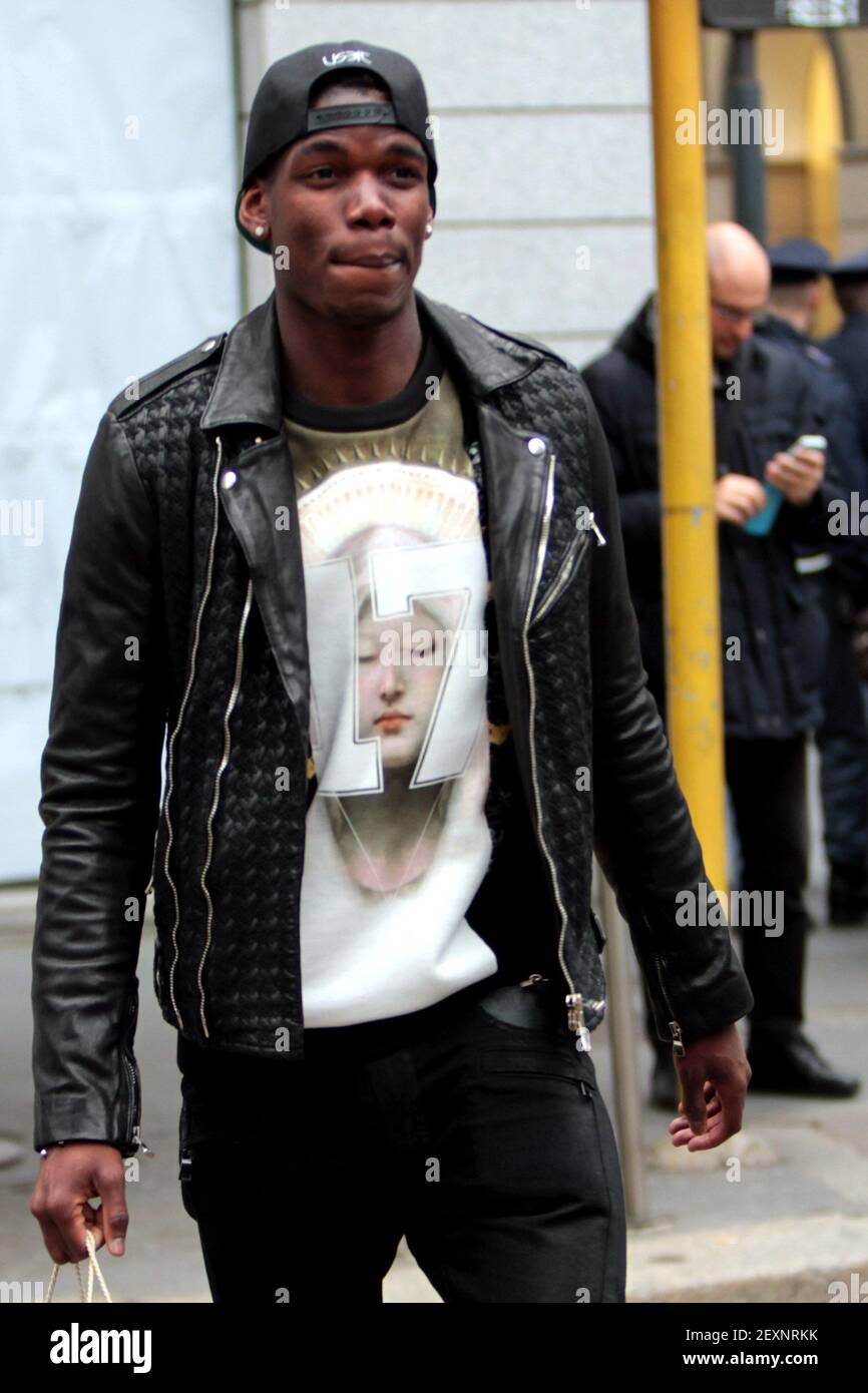 El jugador del Juventus Soccer Club Paul Pogba compra con su madre y su  novia en Versace y Armani Boutique el 27th de marzo de 2014 en Milán,  Italia. (Foto de Massimiliano