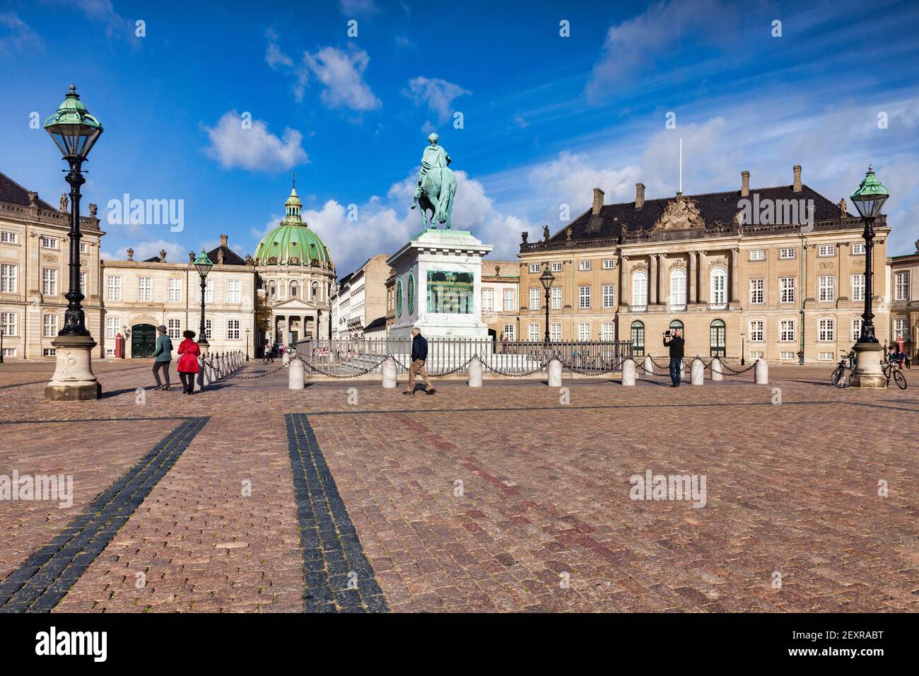 23 Septiembre 2018:Copenhague, Dinamarca - turistas que visitan la Plaza Amalienborg, con el Palacio Real, la estatua ecuestre de Frederik V, y th Foto de stock