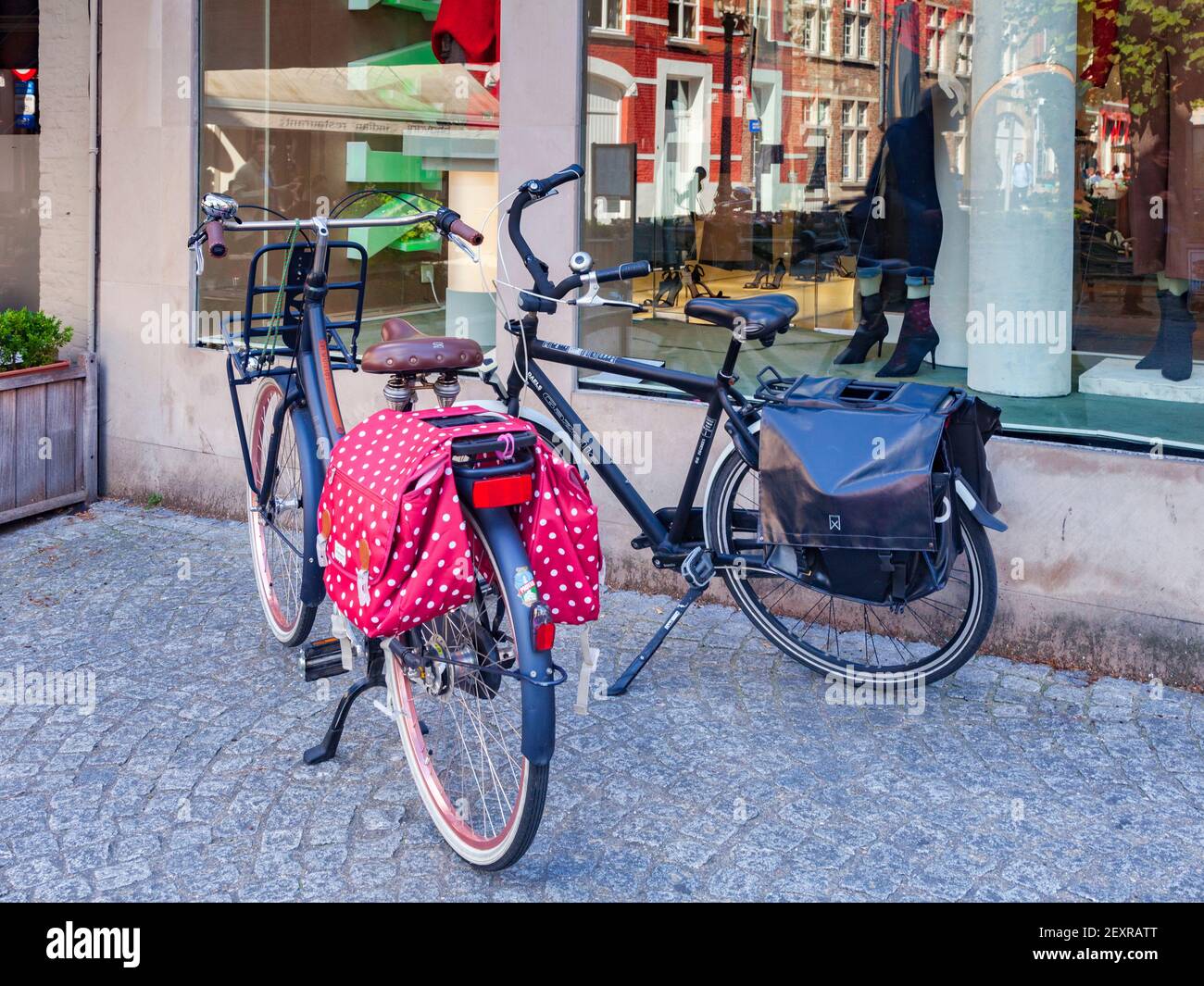 25 Septiembre 2018: Brujas, Bélgica - Bicicletas con panniers estacionados en la calle en el centro de la ciudad. Foto de stock