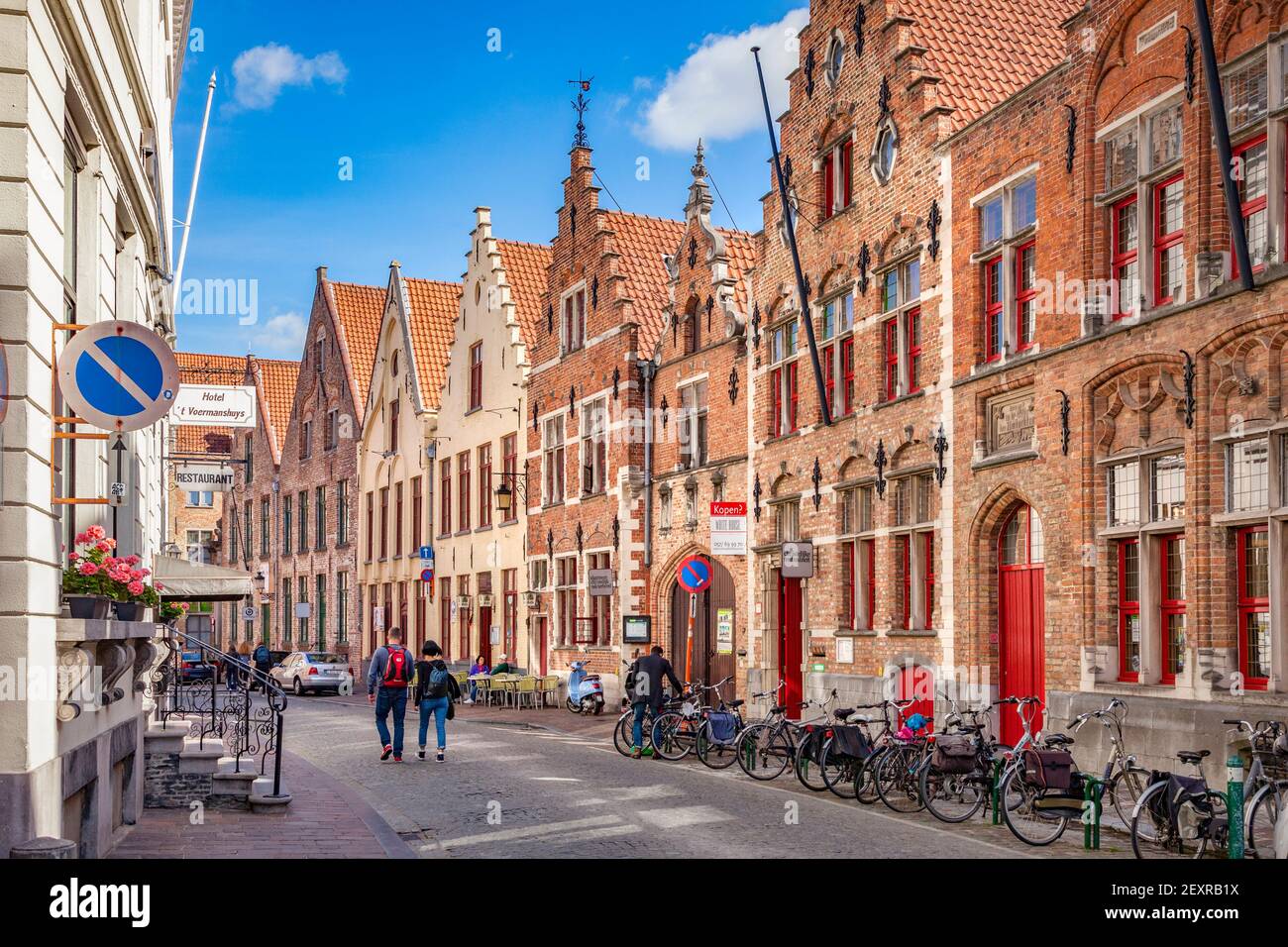 25 de septiembre de 2018: Brujas, Bélgica, - una hermosa calle antigua en el centro histórico de la ciudad, Oude Burg 14, con edificios típicos, bicicletas, y a y. Foto de stock