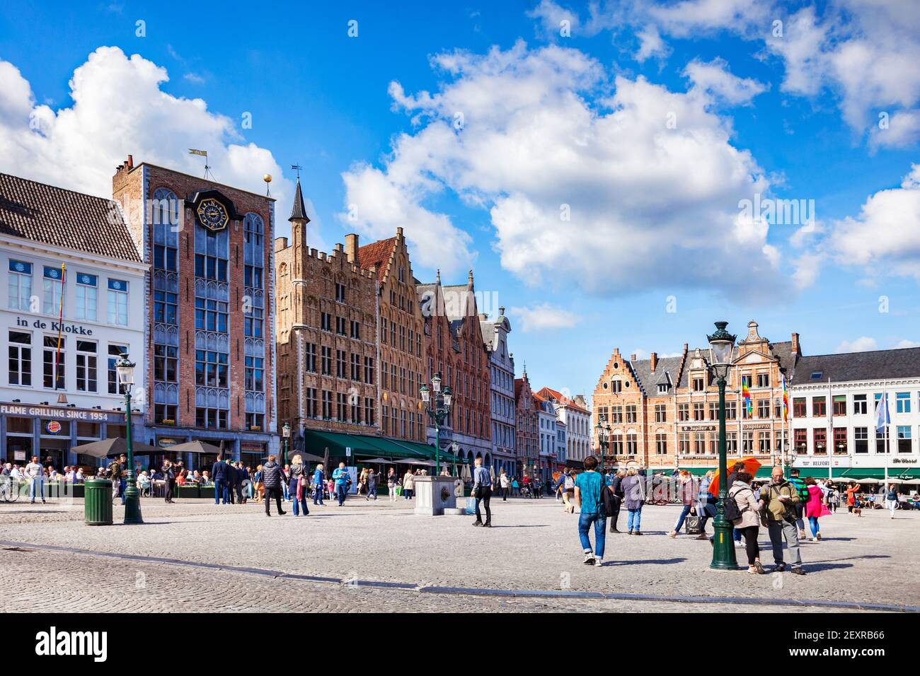 25 Septiembre 2018: Brujas, Bélgica - turistas en la Plaza Markt, la plaza principal o plaza de la ciudad, llena de hermosos edificios históricos, en una multa s Foto de stock