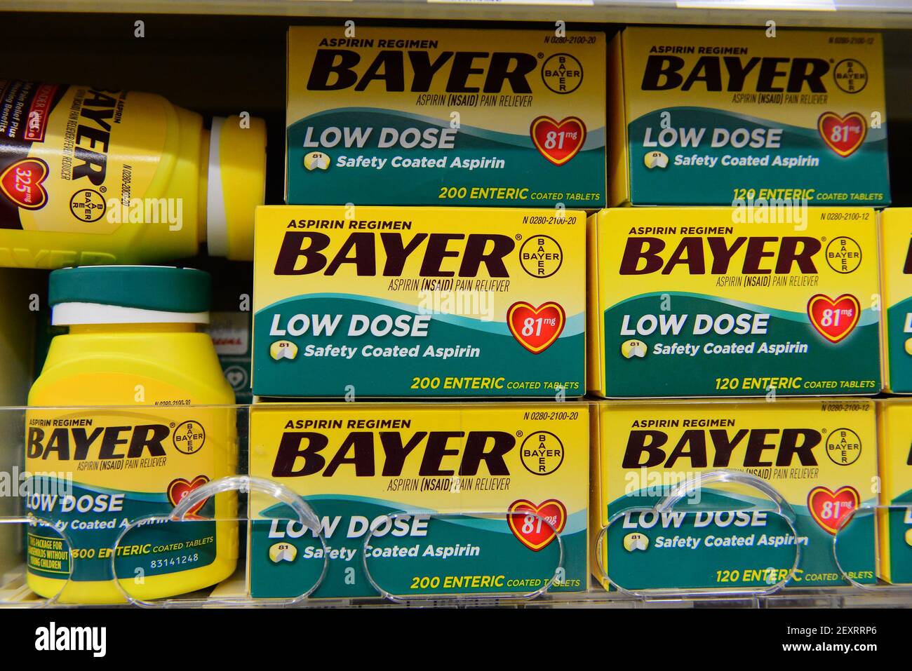 Los productos de Bayer Asprin se ven en un estante de la tienda el 6 de  mayo de 2014 en Miami, Florida. Bayer AG, de Alemania, anunció planes para  comprar el negocio