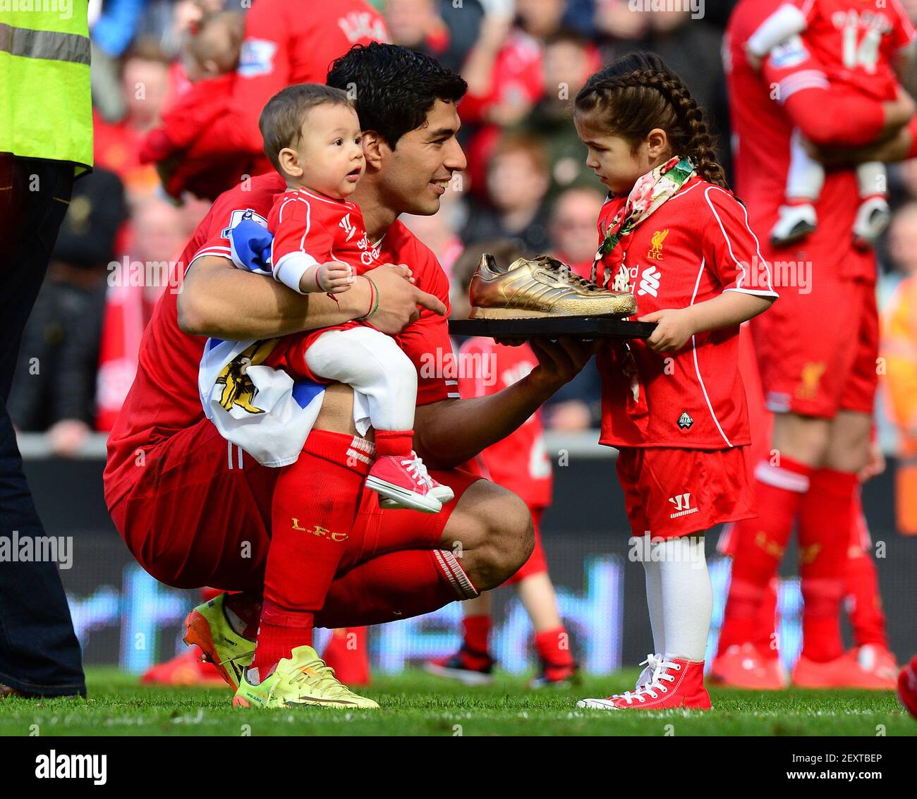 May 11, 2014 - Liverpool, Reino - Luis Suárez de Liverpool muestra a su hija su premio de botas de oro - Barclays Premier League - Liverpool contra Newcastle Utd -