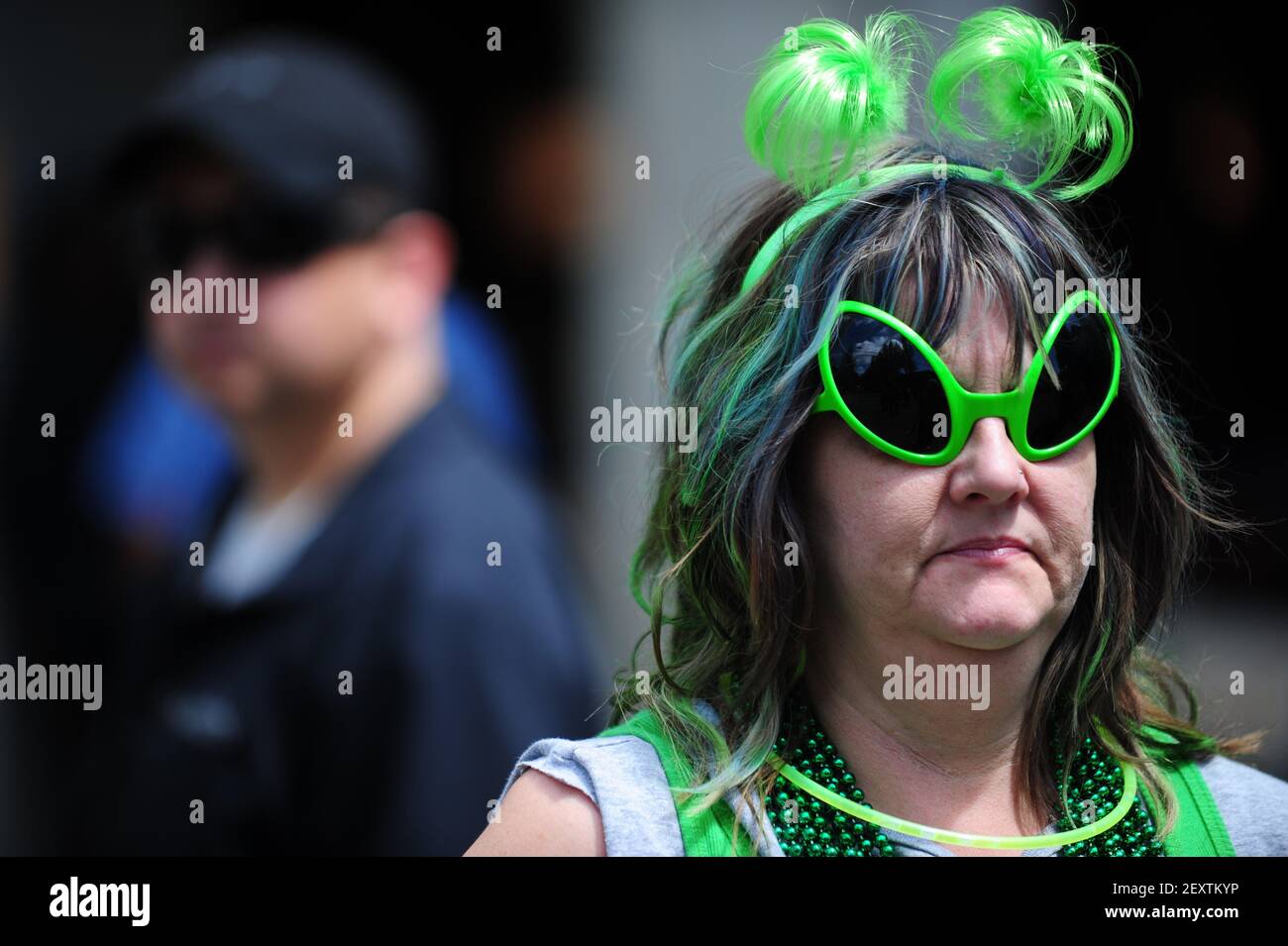 Una mujer lleva gafas alienígenas durante el festival anual de OVNIs de  McMenamins 15th el 17th 2014 de mayo. El evento rinde homenaje al  avistamiento de Trent en 1950 por Evelyn y
