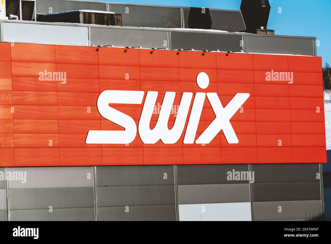 Logotipo SWIX en una fábrica y un edificio de tiendas que venden cera de esquí. Foto de stock