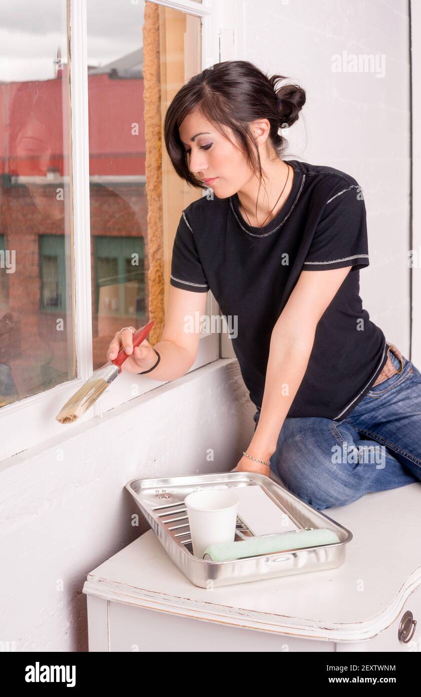 Hip Woman Herramientas de pintura Brush Roller Window Frame Fotografía de  stock - Alamy