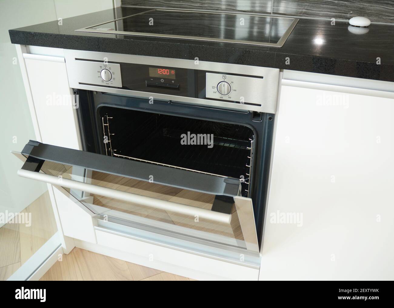 Un primer plano sobre una estufa eléctrica radiante negra, cocina eléctrica  vitrocerámica con una estufa eléctrica integrada en una cocina negra y  blanca Fotografía de stock - Alamy