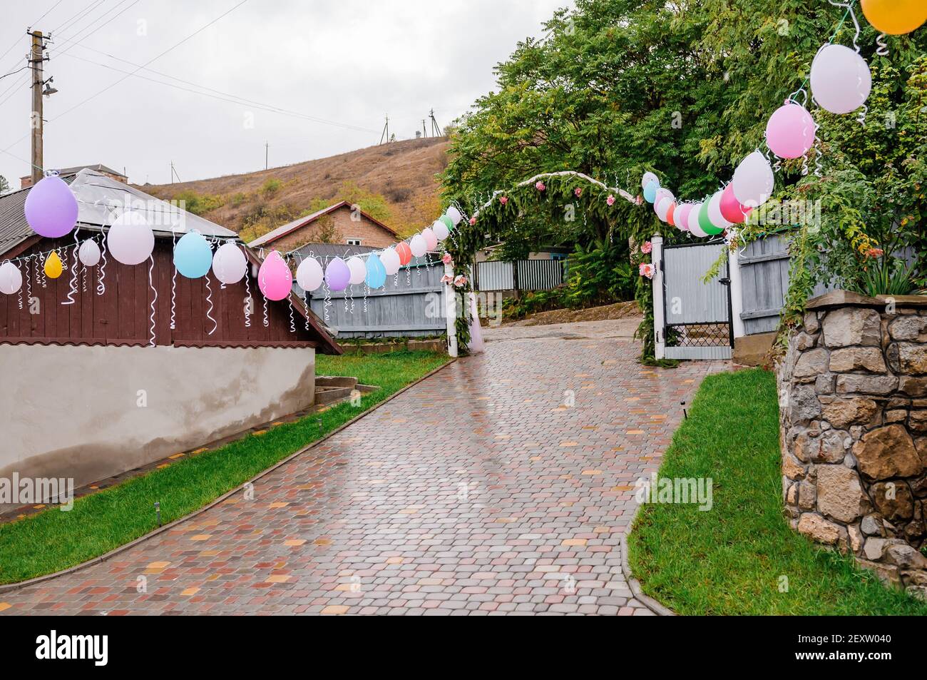 Arco de boda hecho de coloridos globos inflables. Celebración de una fiesta infantil. Arco hecho con globos Foto de stock