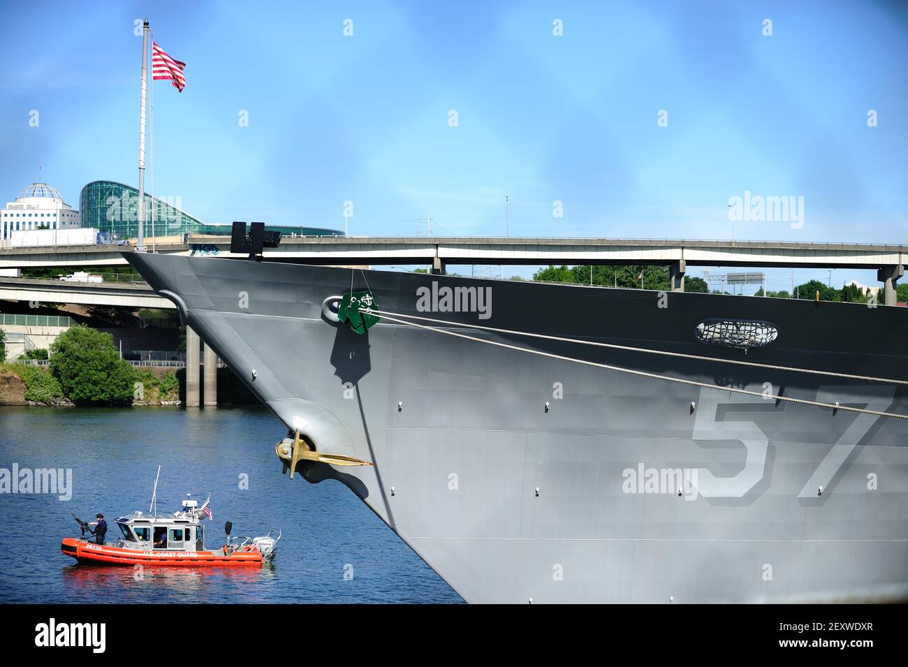 Un barco de la Guardia Costera de EE.UU. Patrulla el río Willamette entre los puentes Burnside y Steel el 5th 2014 de junio mientras el USS Spruance (DDG-111) se prepara para atracar junto al USS Lake Champlain (CG-57) para la Semana Anual de la flota de Portland 107th. (Foto de Alex Milan Tracy/Sipa USA) Foto de stock