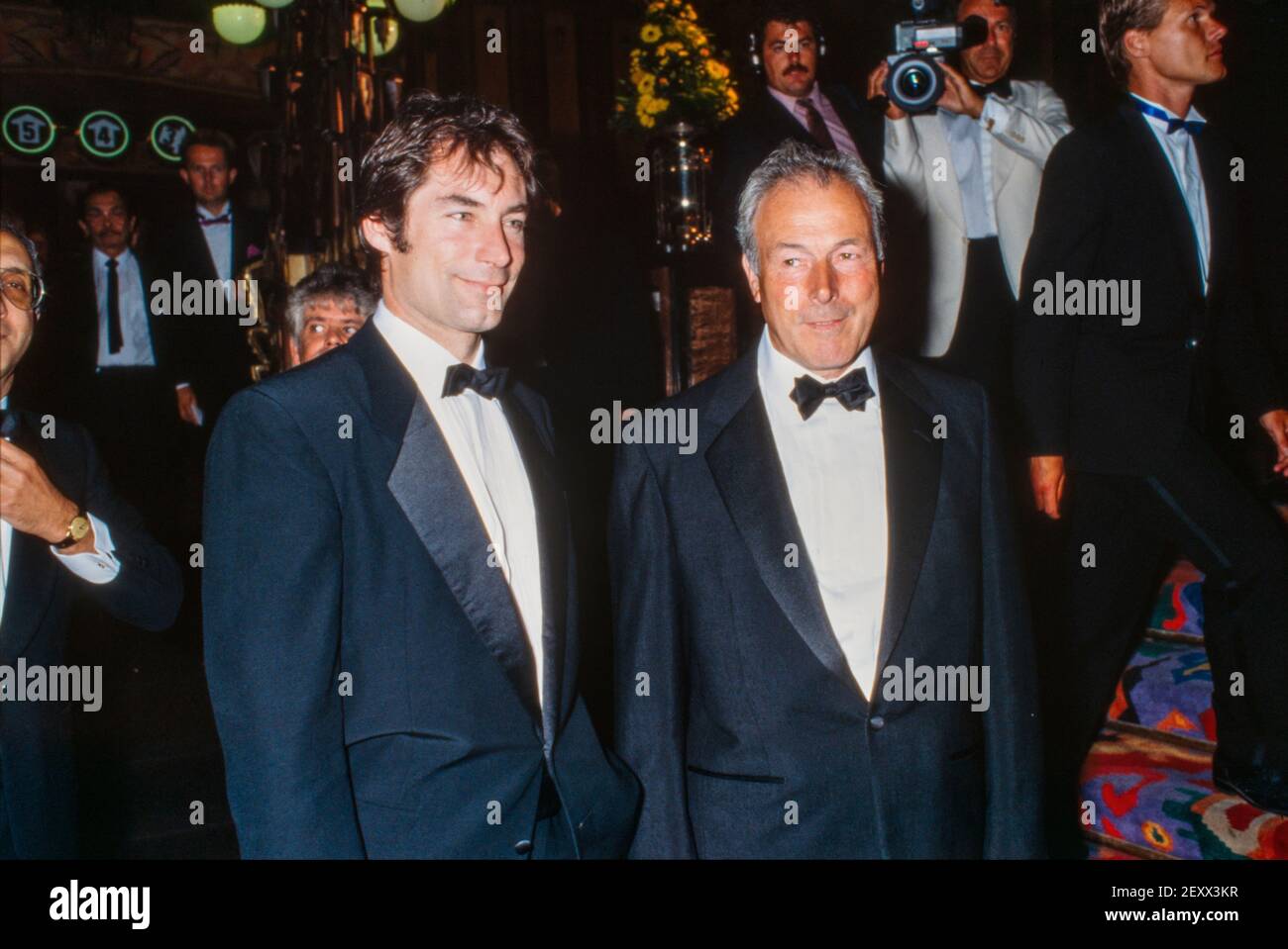 AMSTERDAM, HOLANDA - 21 JUN, 1989: Timothy Dalton y el director John Glen en el estreno de la película de James Bond License to Kill en Amsterdam. Foto de stock