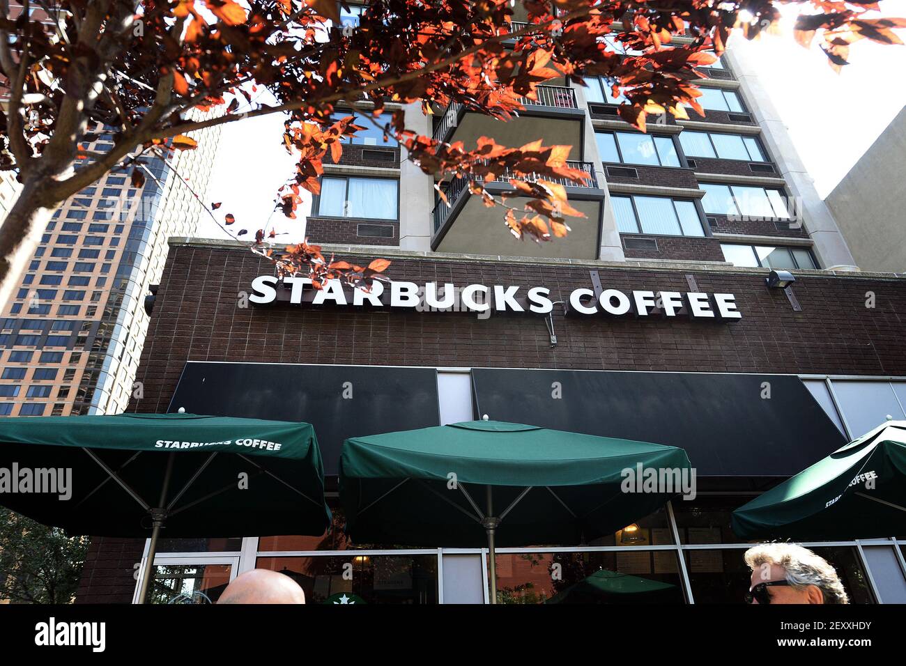 Señalización de una cafetería Starbucks de Nueva York, Upper East Side, la  cadena de café con sede en Seattle anunció que va a aumentar el precio de  algunas de sus bebidas y