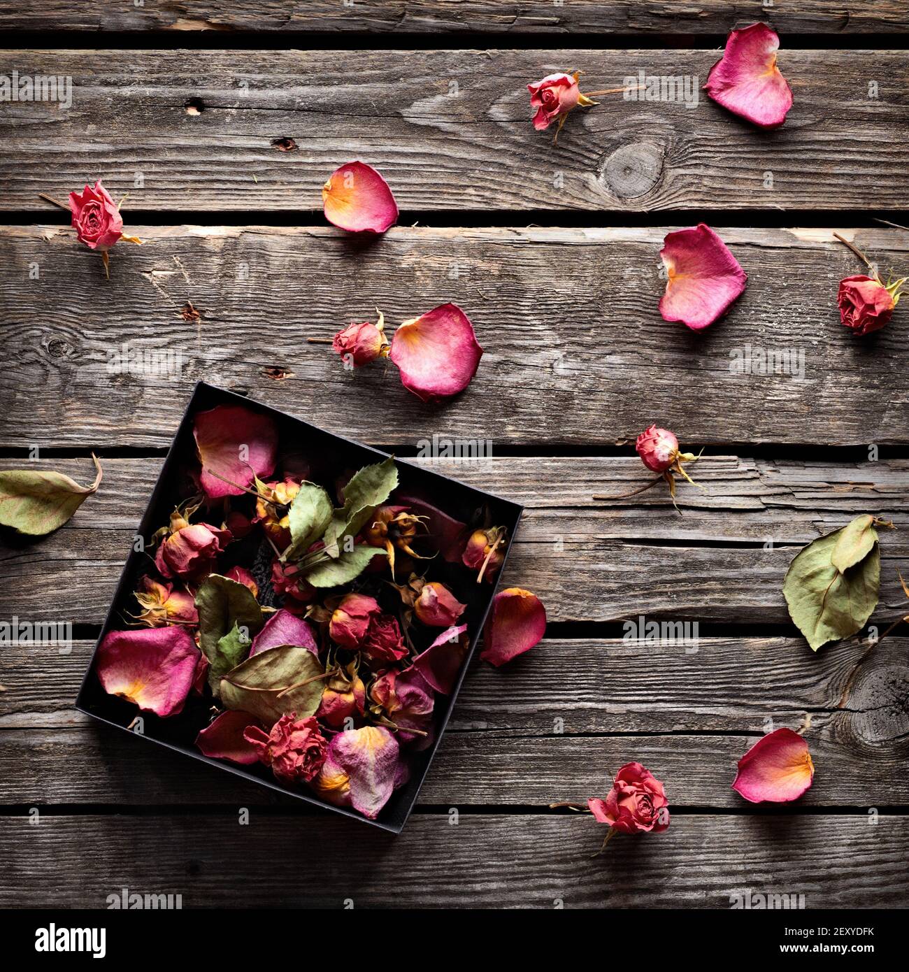 Caja con pétalos de rosa fotografías e imágenes de alta resolución - Alamy