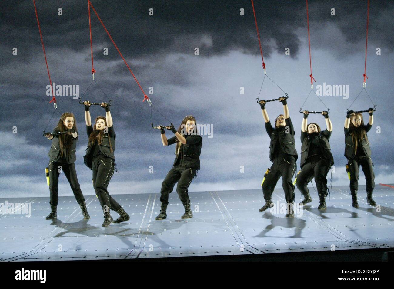Acto 3: Valhalla - The Ride of the Valkyrie, l-r: Emma Selway (Waltraute), Giselle Allen (Gerhilde), Rebecca de Pont Davies (Siegrune), Julia Melinek (Helmwige), Claire Weston (Ortlinde), Ethna Robinson (Schwertleite) en EL COLISEO VALKYRIE de París, cuyo diseño es: Daniel o 08, Londres, director de ópera: Richard Hudson: 05/2004 Mark Henderson director: Phyllida Lloyd Foto de stock