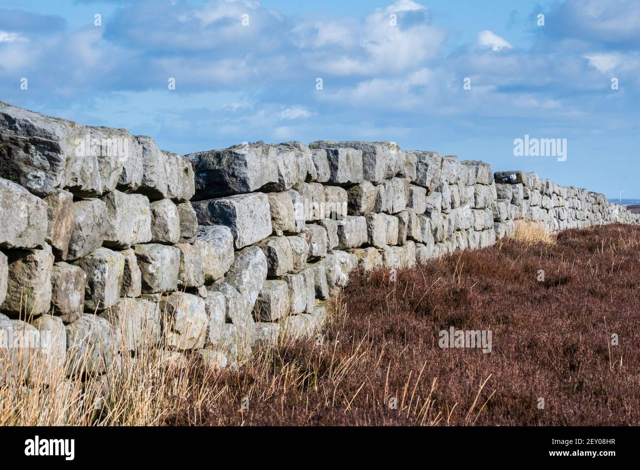 Sección larga de pared de piedra seca Foto de stock