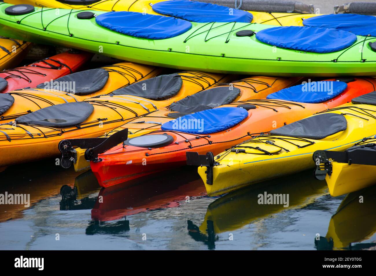 Colores brillantes Sport Kayaks Alaska Marine Harbour Fotografía de stock -  Alamy