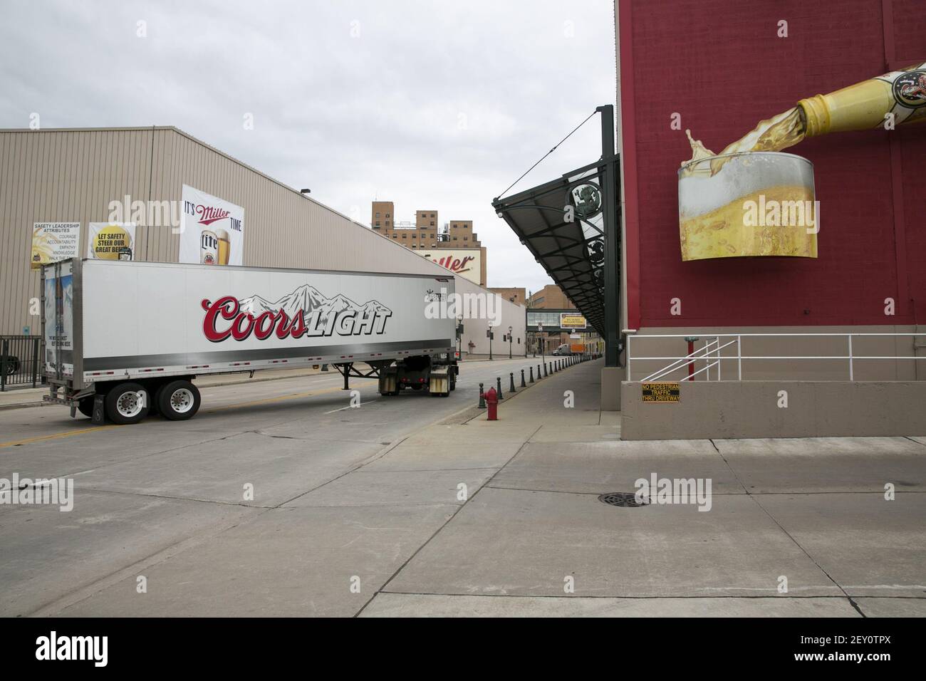 La cervecería MillerCoors en Milwaukee, Wisconsin el 12 de agosto de 2014. MillerCoors es una empresa conjunta entre SABMiller, la empresa matriz de Miller Brewing Company y Molson Coors Brewing Company. Crédito de la foto: Kristoffer Tripplaar/ Sipa USA Foto de stock