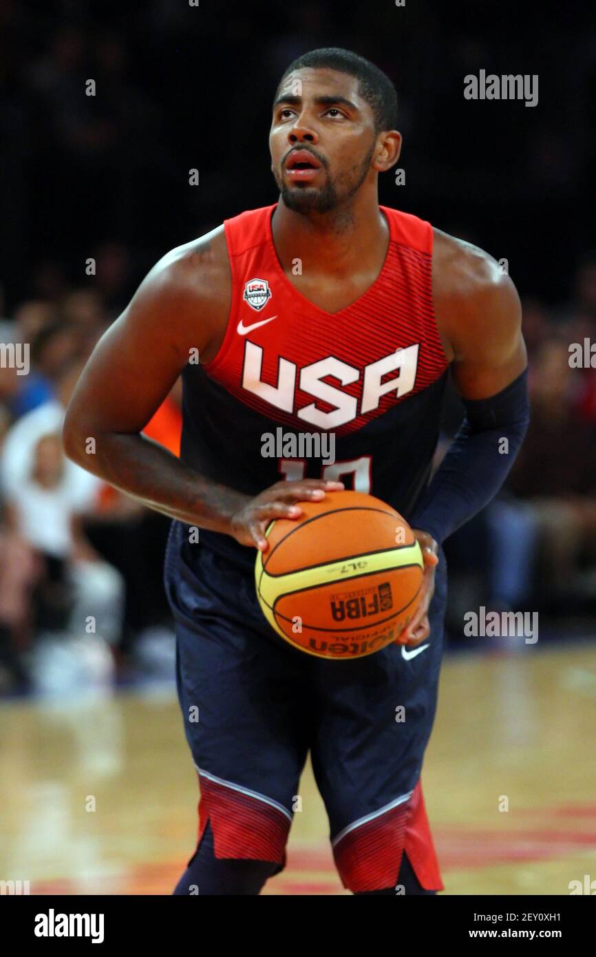 22 de agosto de 2014 - Manhattan, Nueva York, Estados Unidos - 22 de agosto  de 2014: La guardia estadounidense Kyrie Irving (10) intenta tiros libres  durante el partido de baloncesto de