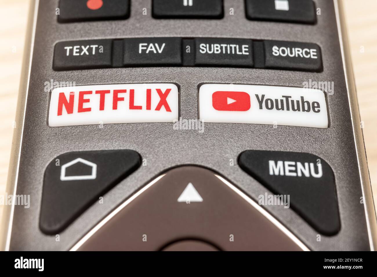 MOSCÚ,RUSIA - 6 MAR, 2021: YouTube y botones Netflix en el mando a distancia. Botones Netflix y YouTube del mando a distancia. Android TV en casa. Smart TV remot Foto de stock