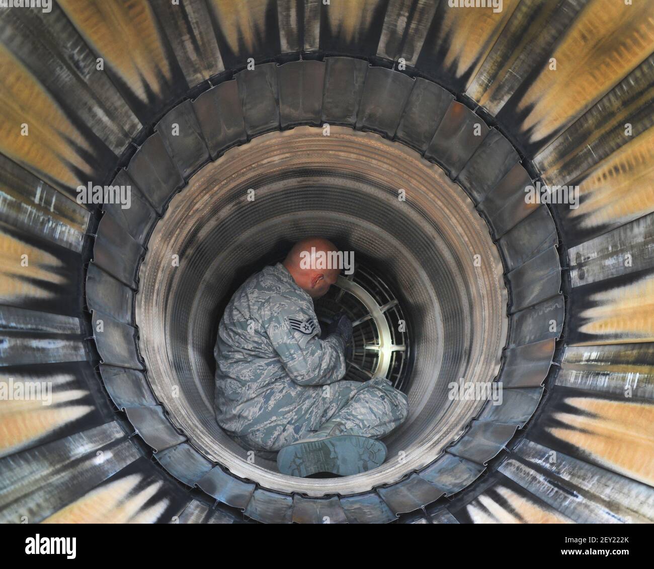 Personal de la Fuerza Aérea de EE.UU. Michael Woronec, jefe de la tripulación del ala Fighter 180th de la Guardia Nacional Aérea de Ohio, inspecciona el escape de un avión de combate F-16 Falcon en la línea de vuelo del Centro de Entrenamiento de preparación de combate Alpena en Alpena, Michigan, 21 de agosto de 2014, durante la huelga del Norte 2014. Northern Strike es un ejercicio de capacitación patrocinado por la Guardia Nacional Aérea que enfatiza las operaciones aire-tierra destinadas a preparar al personal para llevar a cabo operaciones directas de combate. (Foto de Staff Sgt. Amber Williams, Guardia Nacional Aérea de EE.UU./DoD/Sipa EE.UU.) Foto de stock