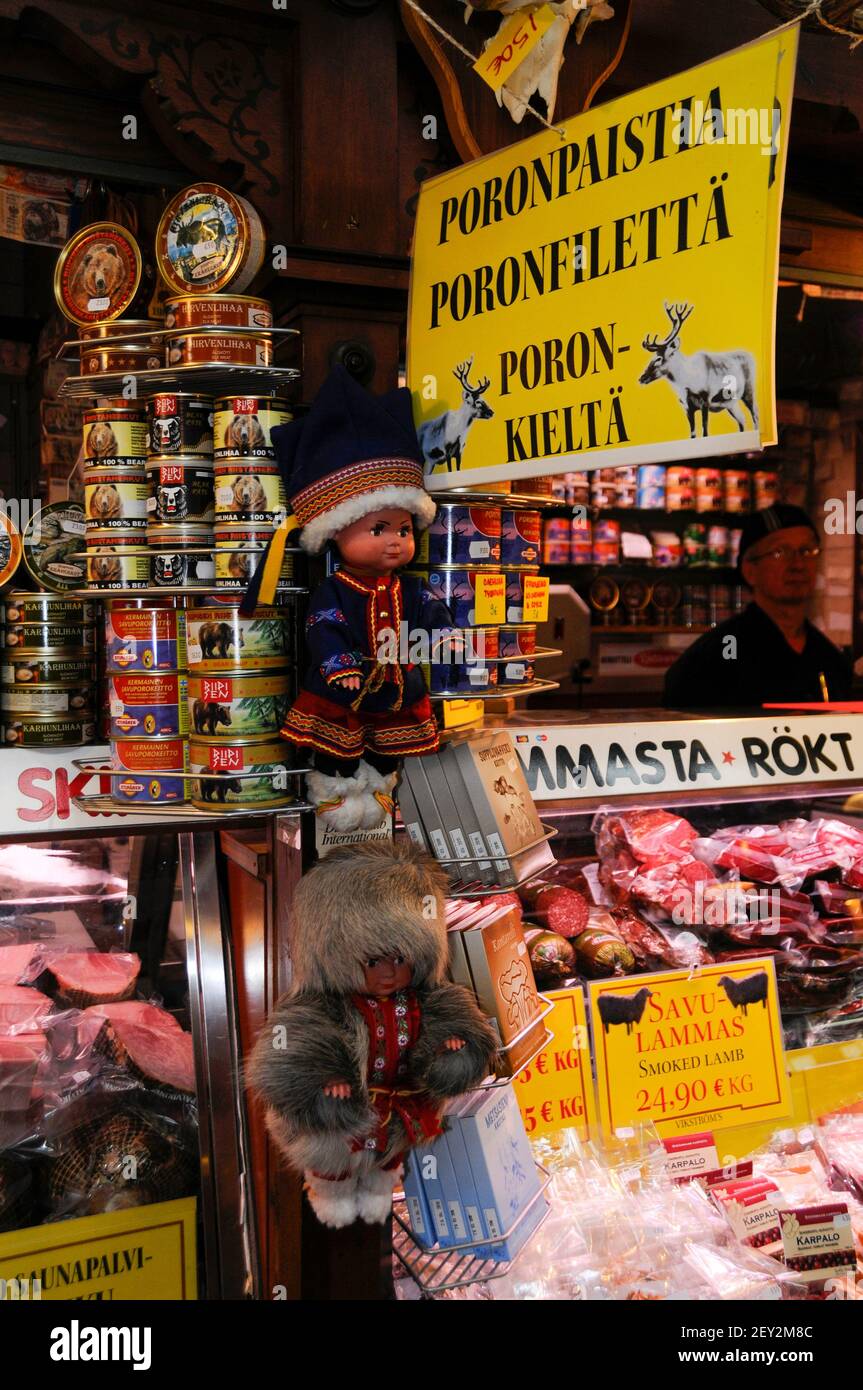 Una delicatessen con un par de muñecas de Laponia (Laponia) dentro de un gran mercado en la Plaza del mercado en Helsinki, Finlandia. Foto de stock