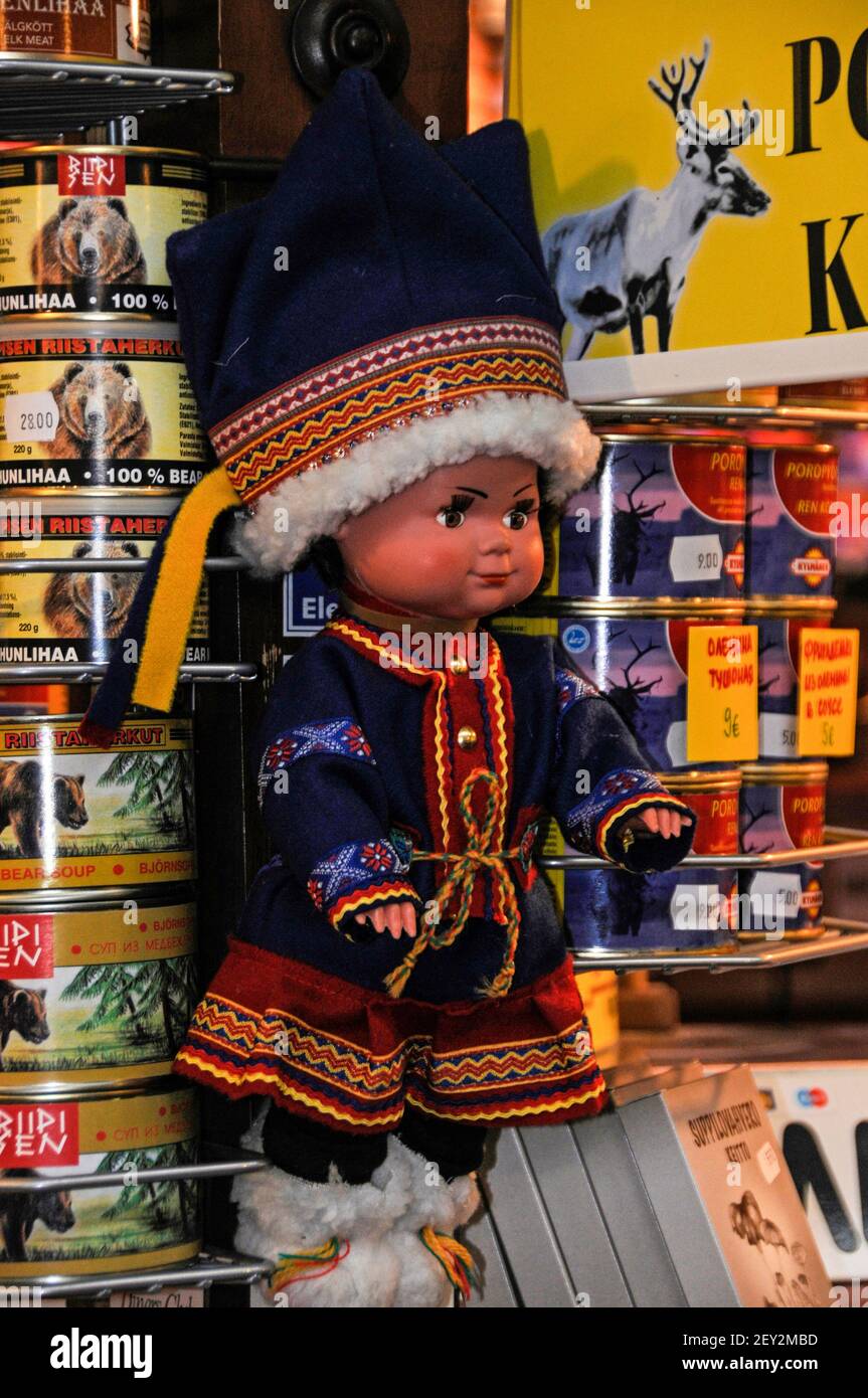 Una muñeca de Laponia (Laponia) en el vestido tradicional de Lapp a la venta dentro de un gran mercado en la Plaza del mercado en Helsinki, Finlandia. Foto de stock