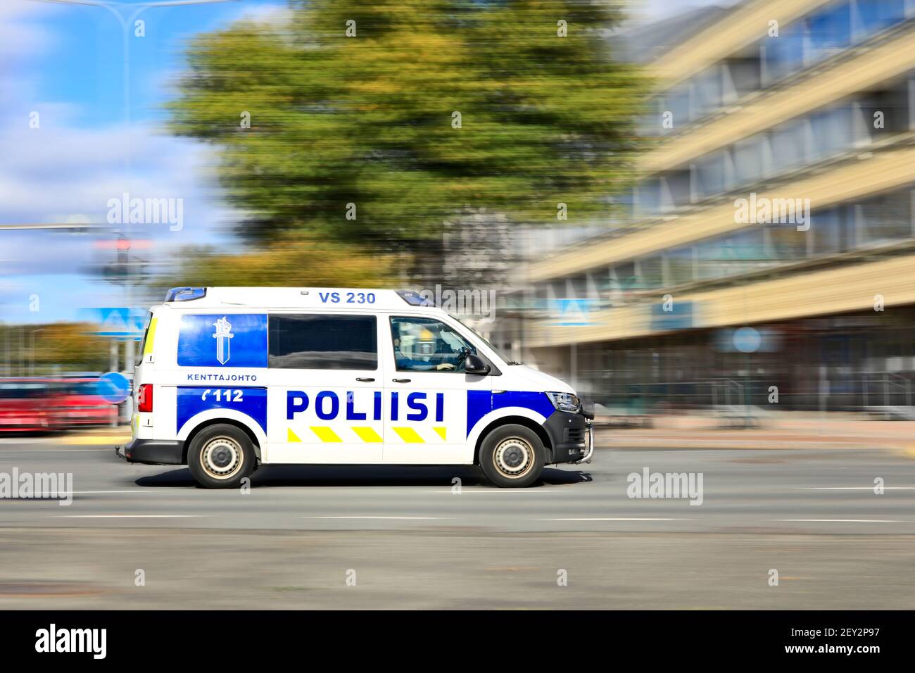 Vehículo de la policía finlandesa a velocidad en la ciudad en un día de verano, movimiento borroso. Salo, Finlandia. 19 de septiembre de 2020 Foto de stock